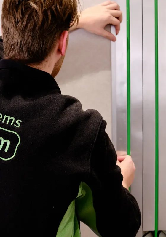 Man installeert wandverwarming 