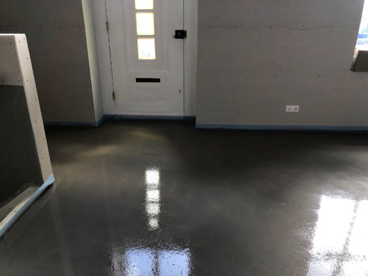 Ruimte met vloerverwarming en vulmassa 