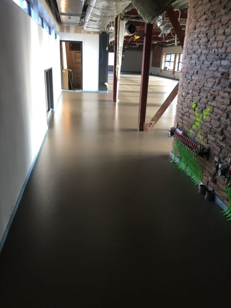 Vloerverwarming in hal met vulmassa 