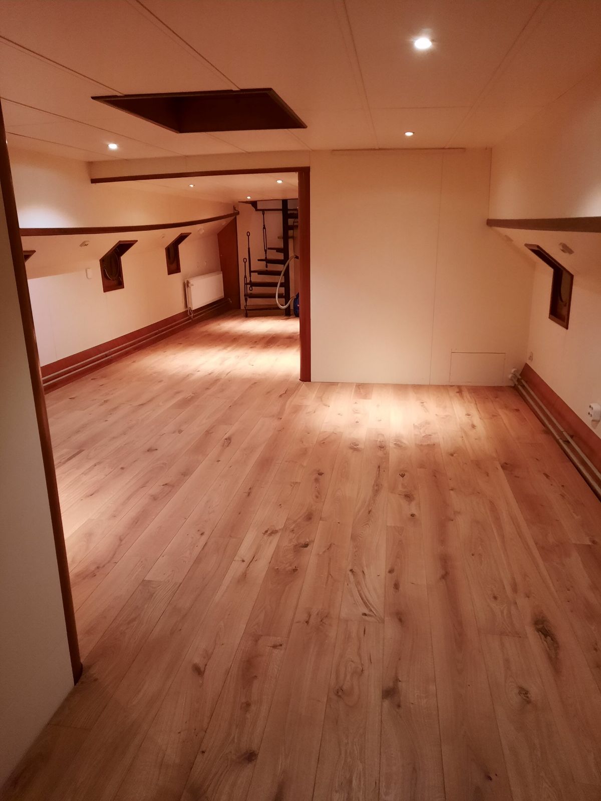 Ruimte met houten afwerkvloer 