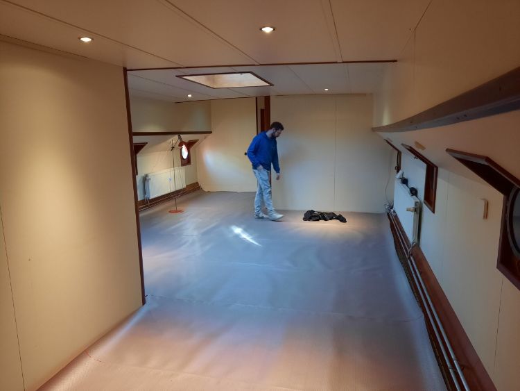 Ruimte met vloerverwarming in woonschip 