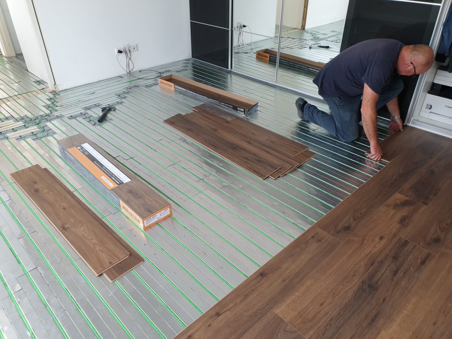 Man installeert laminaat op vloerverwarming