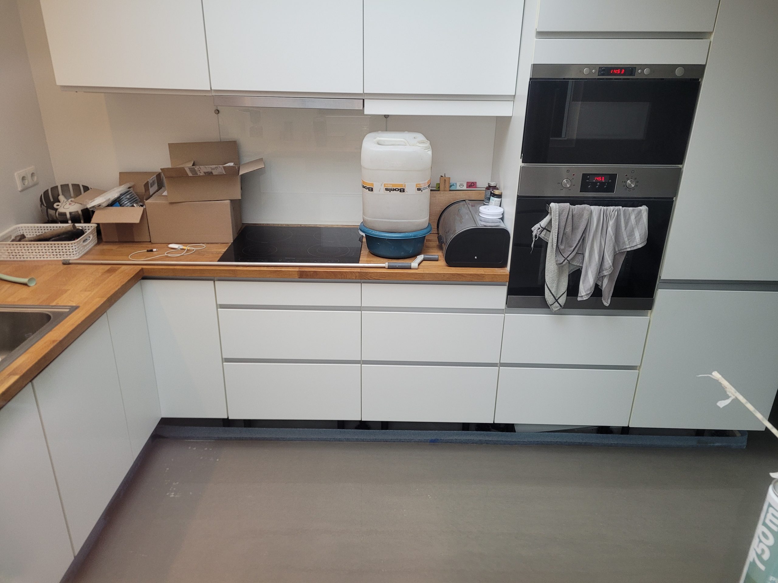 keuken met vloerverwarming en vulmassa